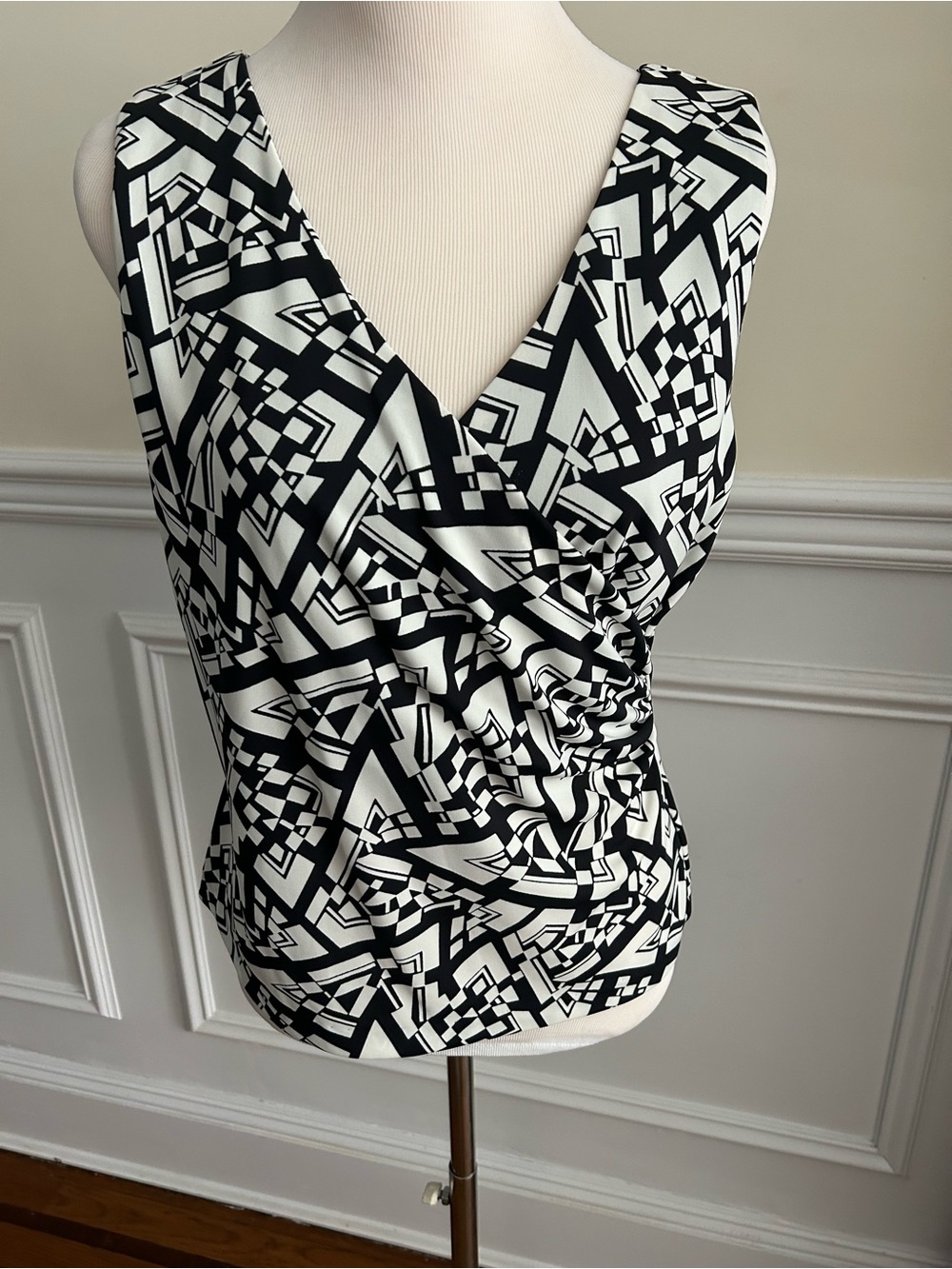 Jones New York Women’s Black & White Geometric V-Neck Sleeveless Top